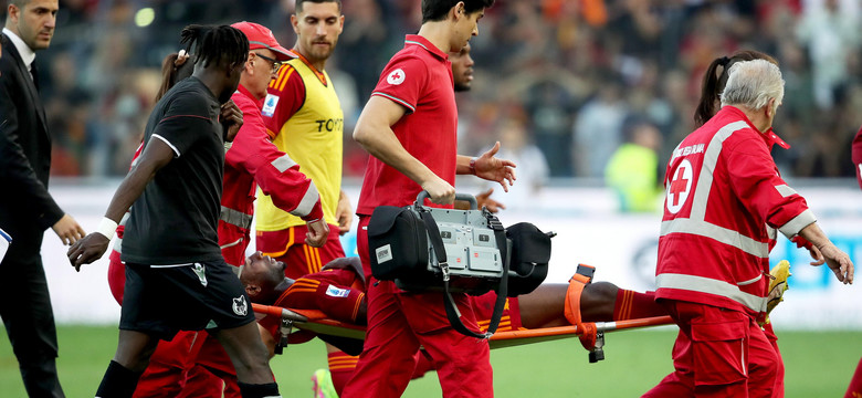 Chwile grozy w Serie A. Piłkarz AS Roma upadł na murawę bez kontaktu z przeciwnikiem