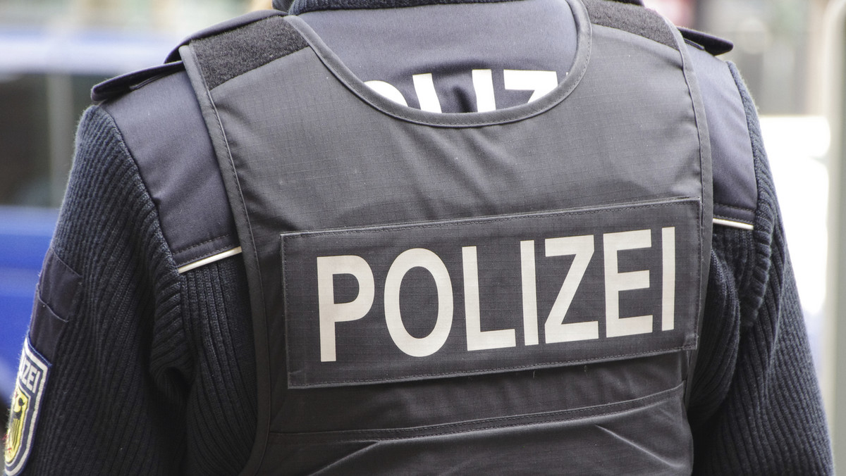 Niemiecka policja zatrzymała trzech Syryjczyków w czasie akcji przeprowadzonej dzisiaj rano m.in. w domach dla uchodźców w dwóch landach na północy kraju - poinformował Federalny Urząd Kryminalny (BKA). Mężczyźni podejrzewani są o działalność terrorystyczną.