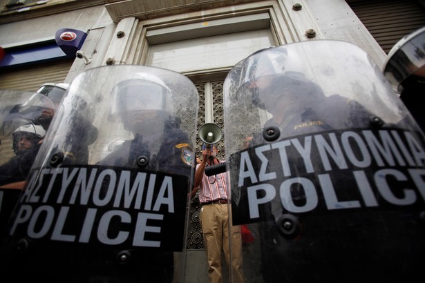 Grecka policja i protestujący związkowiec, wrzesień 2011, fot. Kostas Tsironis/Bloomberg