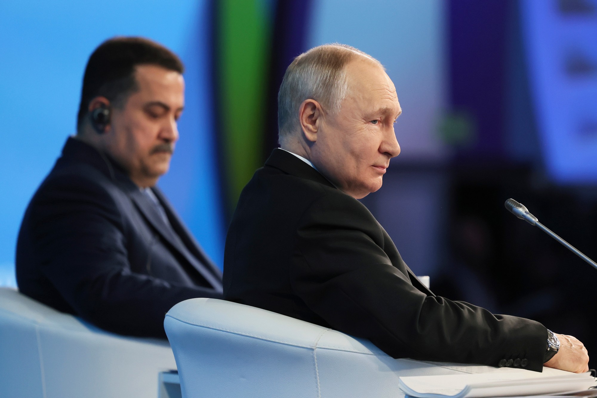 Ruský prezident Vladimir Putin a vľavo iracký premiér Muhammad Šijá Súdání.