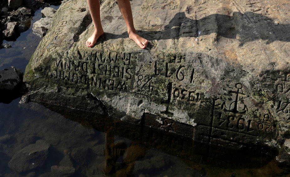 Kamienie głodowe używane były do oznaczania niskich poziomów rzek, ich pokazanie się zwiastuje nadejście suszy. Na zdjęciu kamień w Łabie, Děčín, Czechy