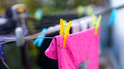 gdzie wyrzucać dziurawe skarpety, brudną bieliznę, zniszczone ubrania? zasady segregacji