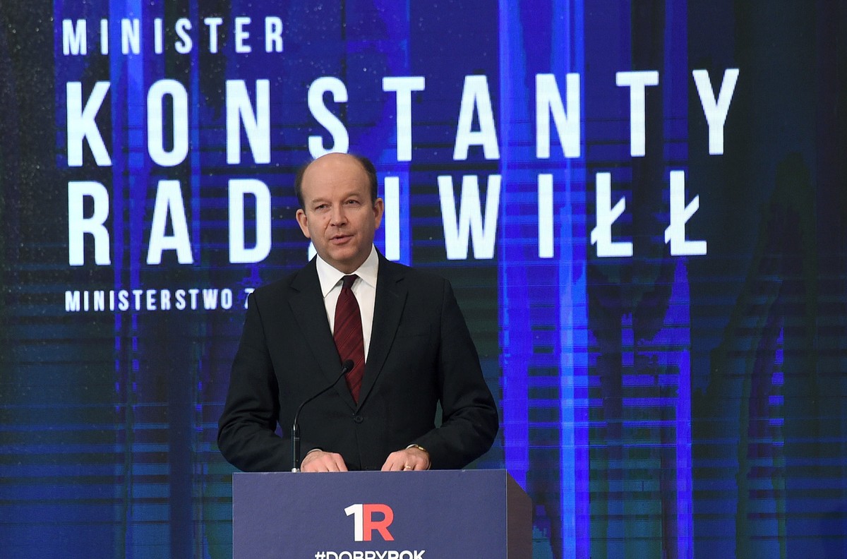 Minister zdrowia Konstanty Radziwiłł przedstawia sprawozdanie z pracy swojego resortu.