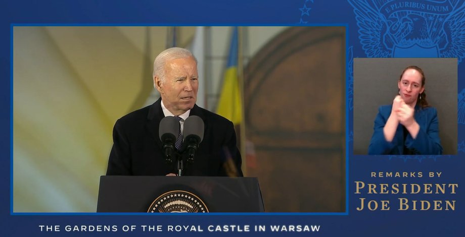 Joe Biden przemawia w ogrodach Zamku Królewskiego w Warszawie