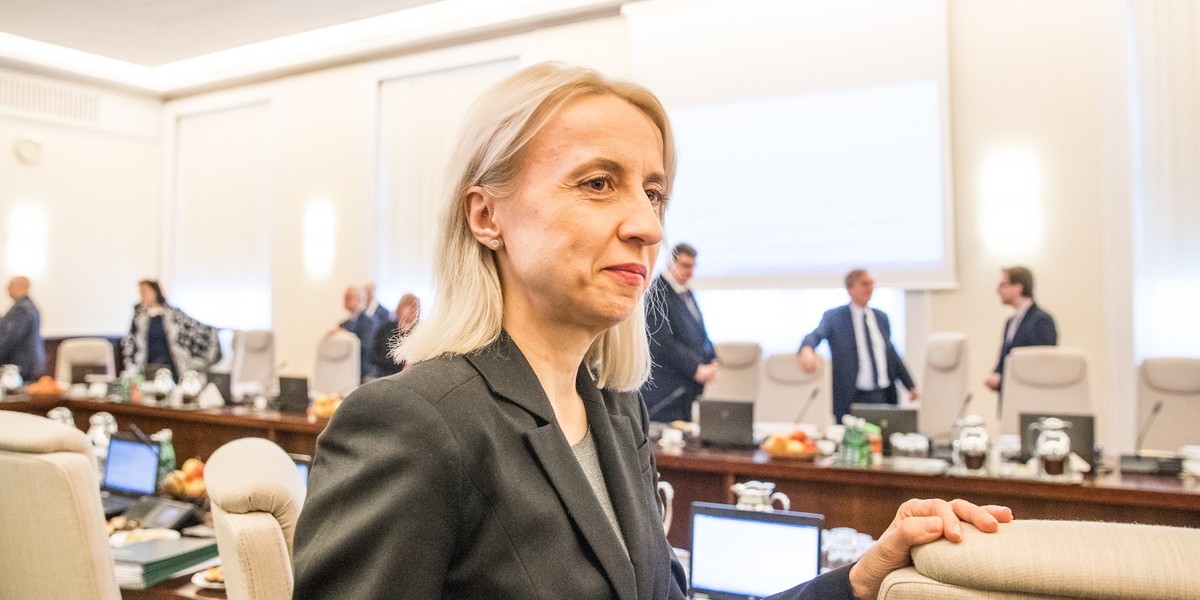 Minister Czerwińska jest zwolenniczką stabilności finansów publicznych, z kolei obietnice wyborcze PiS miały zaoferować Polakom konkretne korzyści finansowe jak 500+ na pierwsze dziecko czy trzynastą emeryturę. 