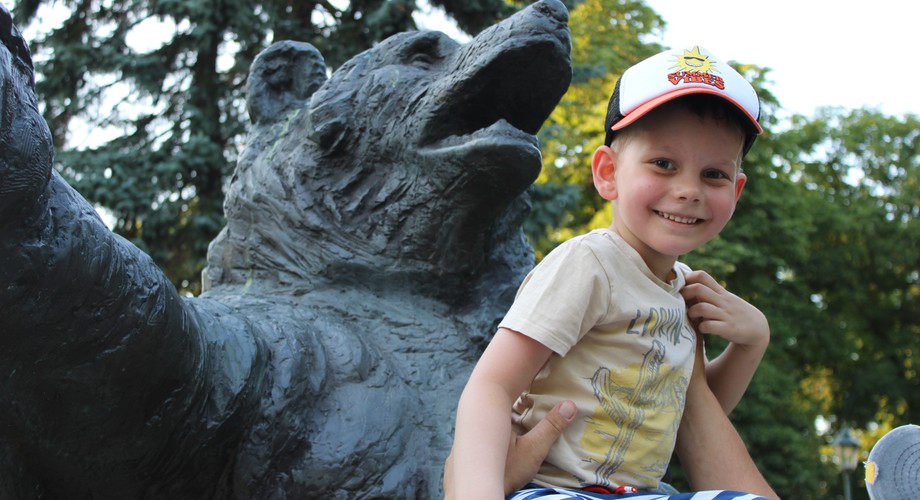 Dominik wie, że wkrótce czeka go wiele bólu. Wada nóżki sprawia, że rodzice drżą o jego przyszłość