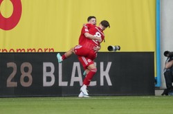 Kownacki zdobył bramkę po asyście Karbownika. Siedem goli w Rostocku [WIDEO]