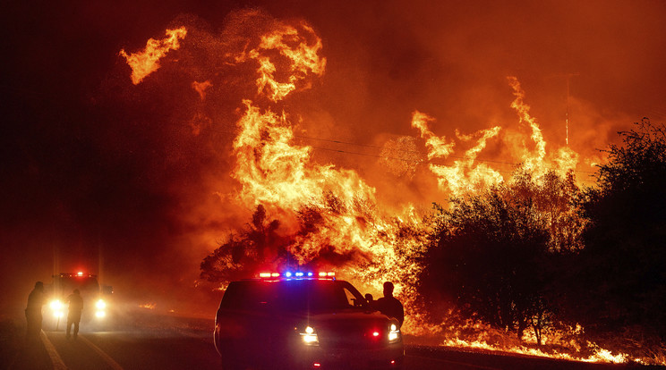 Rendőrök a kaliforniai Oroville közelében pusztító erdőtűz helyszínén szeptember 9-én / Fotó: MTI/AP/Noah Berger 