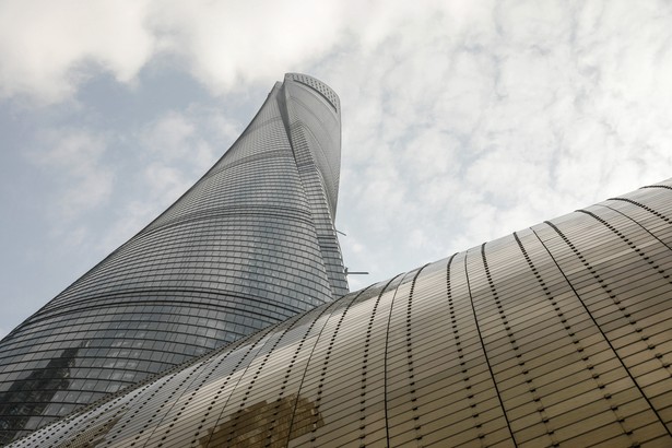 Przestrzeń biurowa Shanghai Tower, najwyższy wieżowiec w Chinach i drugi co do wysokości budynek na świecie, zapełnia się bez większego szumu medialnego. Jak podaje Bloomberg, mimo, że jest to najdroższy wieżowiec w Chinach – warty 2,4 miliarda dolarów, posiada najszybszą windę i jedne z najbardziej zaawansowanych programów architektonicznych na świecie, to oddanie Shanghai Tower do użytku wcale nie jest celebrowane. Jak mówi Cheng Luo, rzeczniczka budynku: „Nie planujemy uroczystości z okazji otwarcia, ponieważ byliśmy już narażeni na publiczną krytykę”. Shanghai Tower liczy sobie 128 pięter. Swoje biura ma tu ponad 60 firm, a wśród nich grube ryby chińskiej finansjery, jak np. Ant Financial, kontrolowane przez założyciela Alibaba Group Holding Ltd., miliardera Jacka Ma.