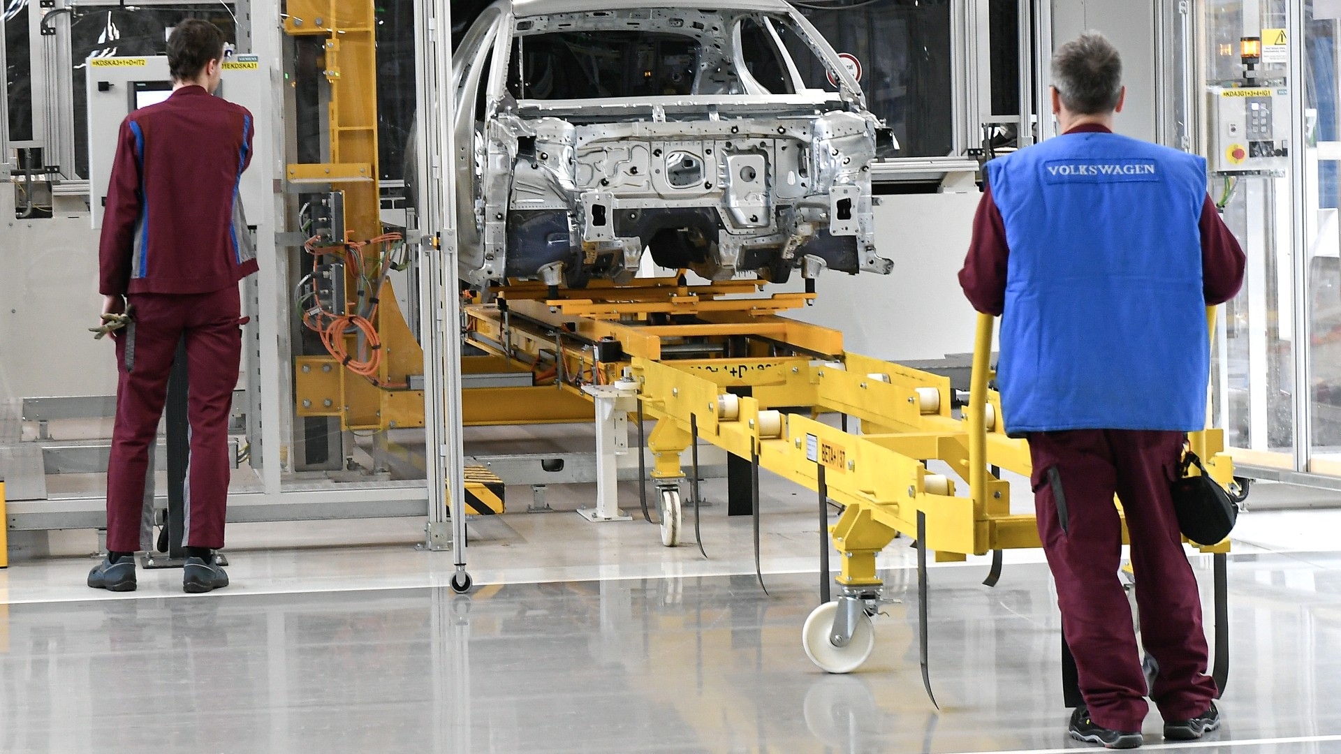 Pohľad do montážnej haly karosárne v bratislavskom závode Volkswagen Slovakia.