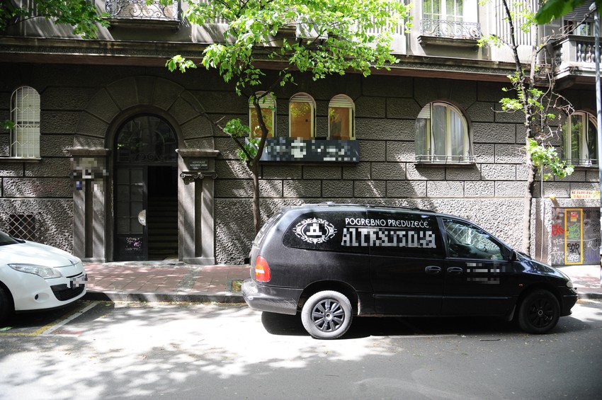 Pogrebna služba ispred zgrade u kojoj je živeo Igor Pervić