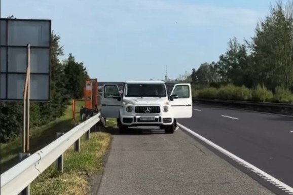DRAMA NA AUTO-PUTU! Pevaču pukla guma usred vožnje na autu od 250.000 evra: Odmah se oglasio