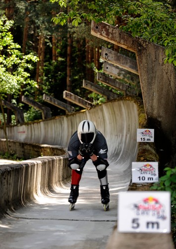 Hamowanie zajmuje kilkanaście metrów