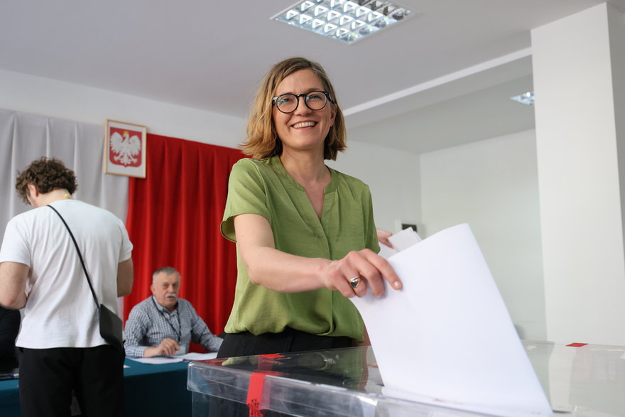 Magdalena Biejat podczas głosowania w wyborach