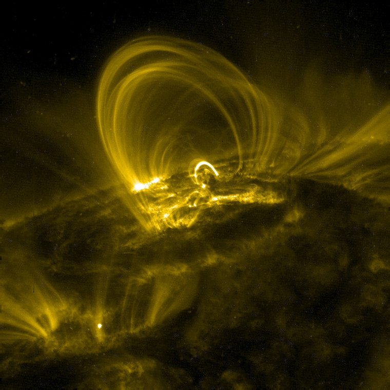 Pętle słoneczne uchwycone przez Transition Region And Coronal Explorer (TRACE)