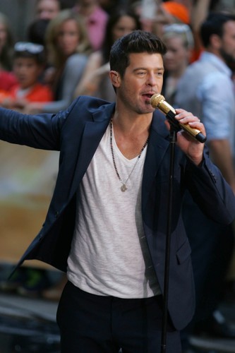 Robin Thicke podczas koncertu przed Rockefeller Center – 30 lipca 2013