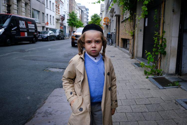 Chłopiec z ultraortodoksyjnej społeczności żydowskiej wracający z synagogi, Belgia 2020 r.