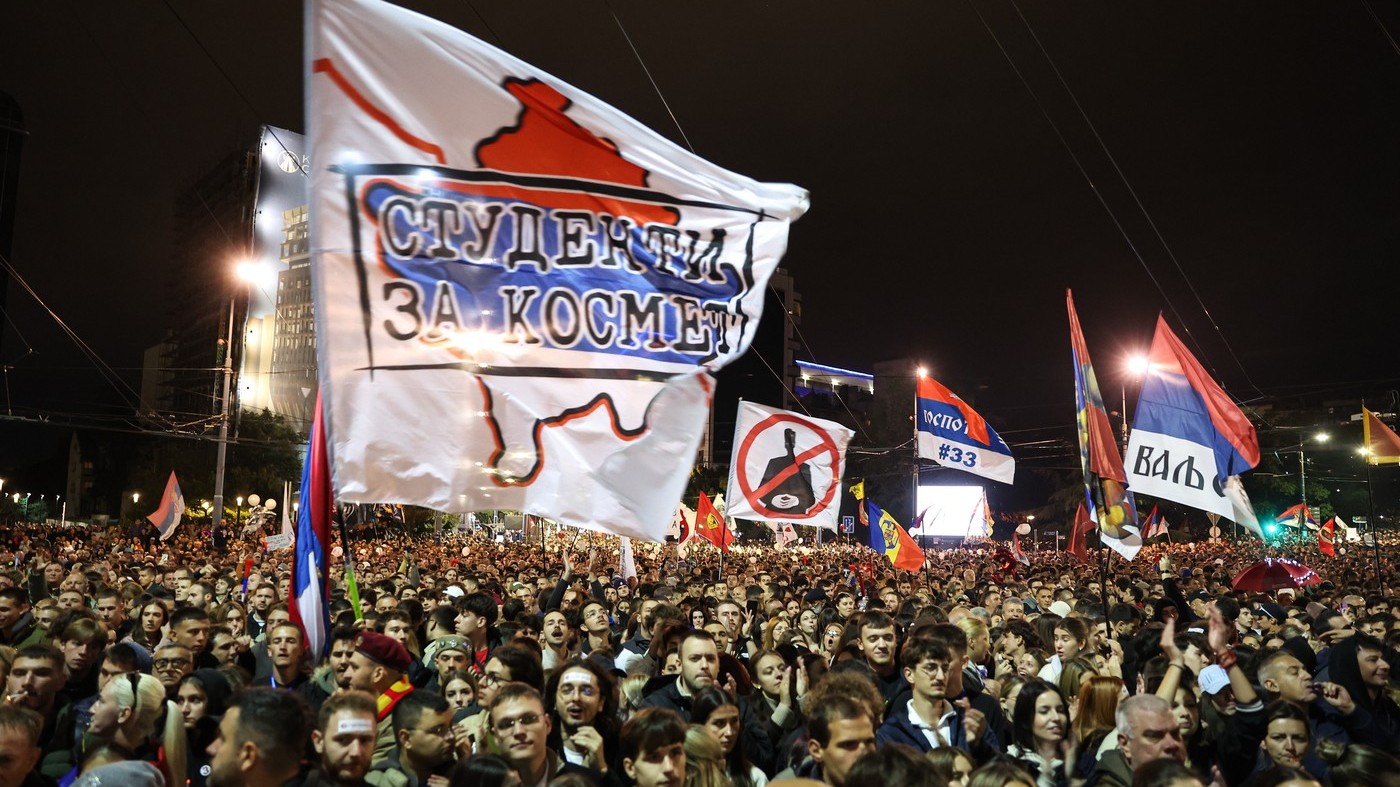 150.000 de sârbi au ieșit la protest în Belgrad înaintea alegerilor de duminică: studenții vor să pună capăt erei lui Aleksandar Vucic în Serbia
