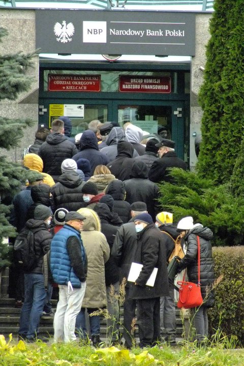 Spora kolejka i awantura przed bankiem w Kielcach. Poszło o banknoty i monety z Lechem Kaczyńskim