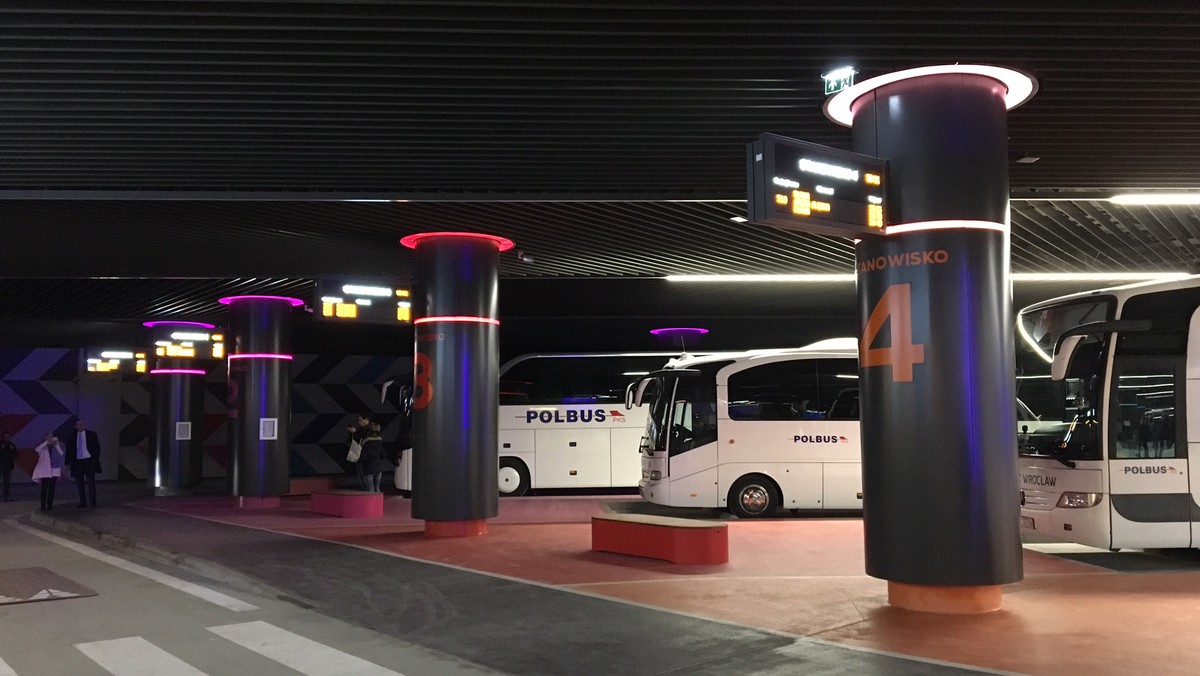 Autobusy nocne nie będą wjeżdżać na nowy dworzec autobusowy we Wrocławiu, który powstał w podziemiach Wroclavii. W magistracie tłumaczą, że nie ma takiej możliwości, dlatego też nocna komunikacja nadal będzie odjeżdżać z węzła przesiadkowego przy ul. Petrusewicza, tuż obok Aquaparku.