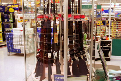 Wybory prezydenckie w USA. Walmart wycofuje ze sklepów broń i amunicję
