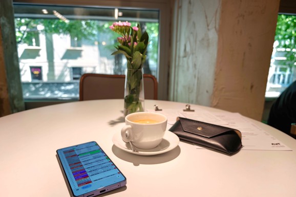 Bez laptopa, bez punjača, bez nerviranja: Kako da namestite telefon da sve radi za vas