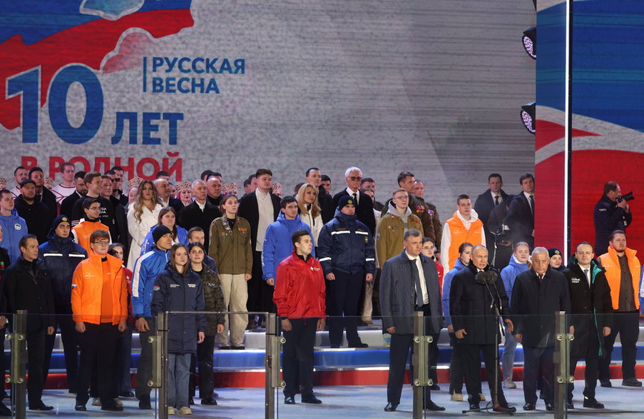 Wiec z okazji 10. rocznicy aneksji Krymu do Rosji. Moskwa, 18 marca 2024 r. Władimir Putin szósty od prawej w pierwszym rzędzie