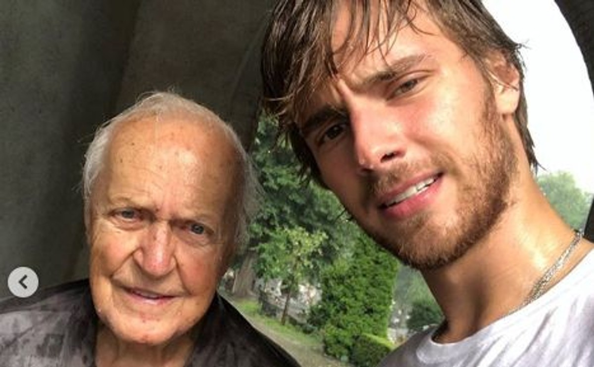 Maciej Musiał z dziadkiem porucznikiem Marianem Markiewiczem