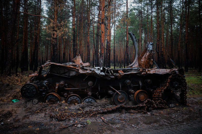 Zniszczony pojazd wojskowy w pobliżu niedawno odzyskanej ukraińskiej wsi Jampil.