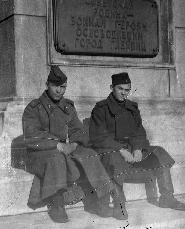 Żołnierze Armii Czerwonej na schodach Pomnika Wdzięczności Armii Czerwonej na Placu Wolności, Gliwice 1947 r.