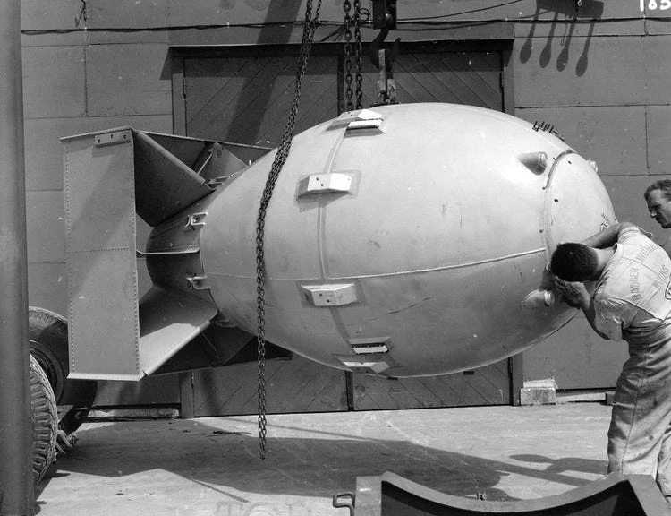 Fat Man - bomba atomowa z bliźniaczym rdzeniem, która została zrzucona na Nagasaki 9 sierpnia 1945 r.