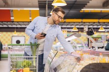 Smartfon nieodłącznym towarzyszem zakupów w tradycyjnych sklepach. Korzysta z niego niemal każdy klient. Do czego są używane?