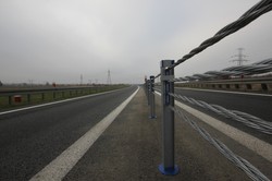 Bariera linowa to nowy sposób GDDKiA na eliminację zderzeń czołowych