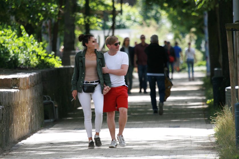 Rafał Zawierucha z dziewczyną na plaży w Sopocie