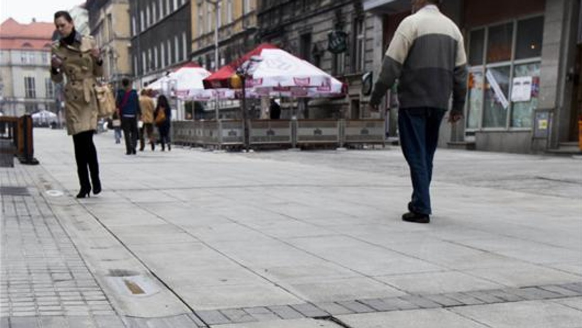 Mariacka w Katowicach sypie się. Kierowcy rozjeżdżają deptak, bo nie działają blokady. Łamiących przepisy od dawna nikt już nie ściga. Wart 12 mln zł deptak zapada się - informuje Fakt.pl.