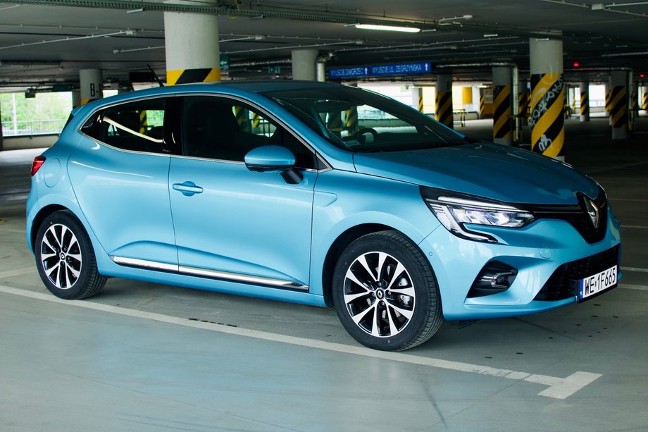 Renault Clio E-Tech jest dziś o 30 cm dłuższe niż pierwsza generacja z początku lat 90. XX w. 