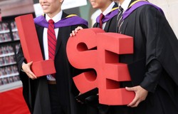 Fabryki miliarderów. Te uczelnie kształcą najbogatszych ludzi na świecie [GALERIA]