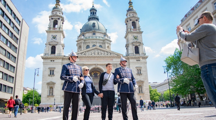 A belvárosban díszmagyarba öltözött zsaruk cirkálnak /Fotó: police.hu