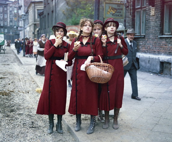 Ewa Kasprzyk (druga od lewej, z warkoczami) w filmie "Dziewczęta z Nowolipek" (1985)