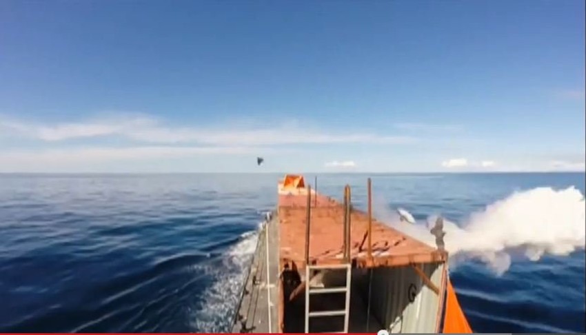 Trebnutak u kojem tomahavk pogađa golubove