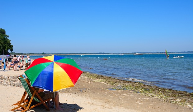 Sedenje ispod suncobrana na plaži ne pruža dovoljnu zaštitu od UV zračenja i opekotina