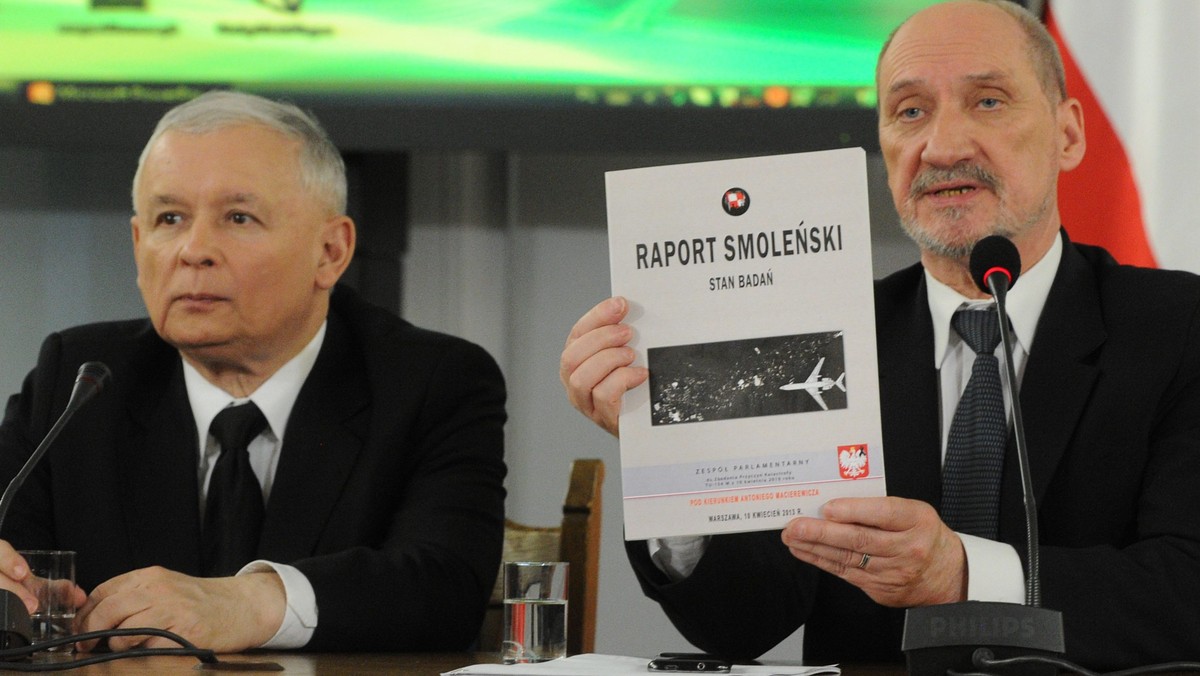 Jarosław Kaczyński i Antoni Macierewicz podczas posiedzenia zespołu parlamentarnego ds. zbadania przyczyn katastrofy TU-154 M.