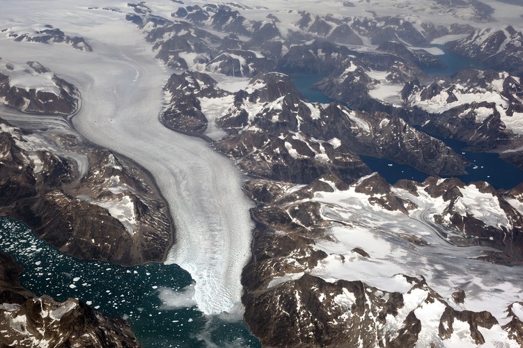 Na Grenlandii panuje klimat polarny, jedynie na wybrzeżach – subpolarny. Południowy zachód kraju jest cieplejszy niżby wynikało z szerokości geograficznej, a to za sprawą opływającego wyspę od tej strony odgałęzieniu ciepłego Prądu Północnoatlantyckiego. Klimat Grenlandii charakteryzuje się m.in. częstymi zmianami pogody, ostrymi zmianami temperatur i dość dużymi opadami (zwłaszcza w części południowej).

Na zdjęciu: Widok z lotu ptaka na Grenlandię