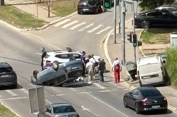 TEŠKA NESREĆA NA ČUKARICI Automobil završio na krovu (FOTO/VIDEO)