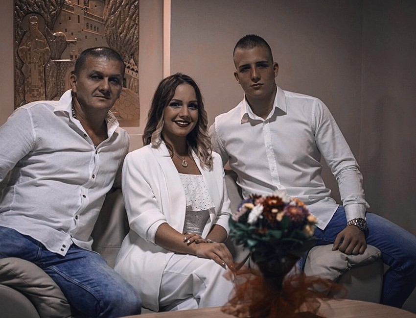 Nikoleta, njen brat i njihov tata