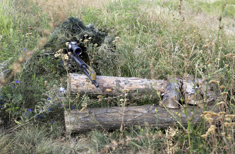 Ukraiński snajper na linii frontu w regionie Ługańska