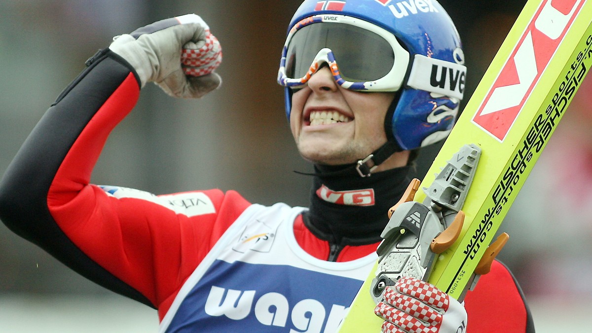 Anders Jacobsen - zwycięzca niedzielnego konkursu Letniej Grand Prix w skokach narciarskich w Zakopanem przyszedł na konferencję prasową w koszulce bez rękawów, mimo panującego chłodu. "Konkurs rozgrzał mnie na dobre. Oddałem bardzo dobre skoki, prawie tak dobre jak na treningach. Dzisiejszy sukces nieco zatarł w pamięci wczorajszy występ, w którym nie spisałem się tak dobrze" - powiedział Norweg.