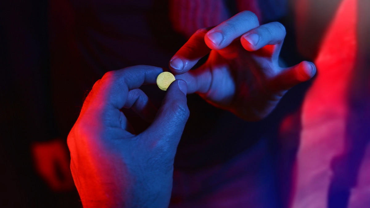Szczeciński graficiarz miał okraść narkotykowych dilerów z kilku tysięcy tabletek mieszaniny ecstasy i metamfetaminy. W ramach zemsty mieli go porwać, pobić, wysmarować klejem i oblepić liśćmi - informuje "Gazeta Wyborcza".