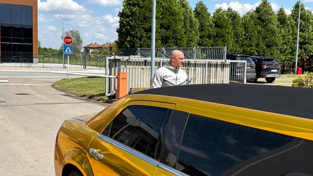 Desingerica stigao na snimanje u zlatnoj limuzini