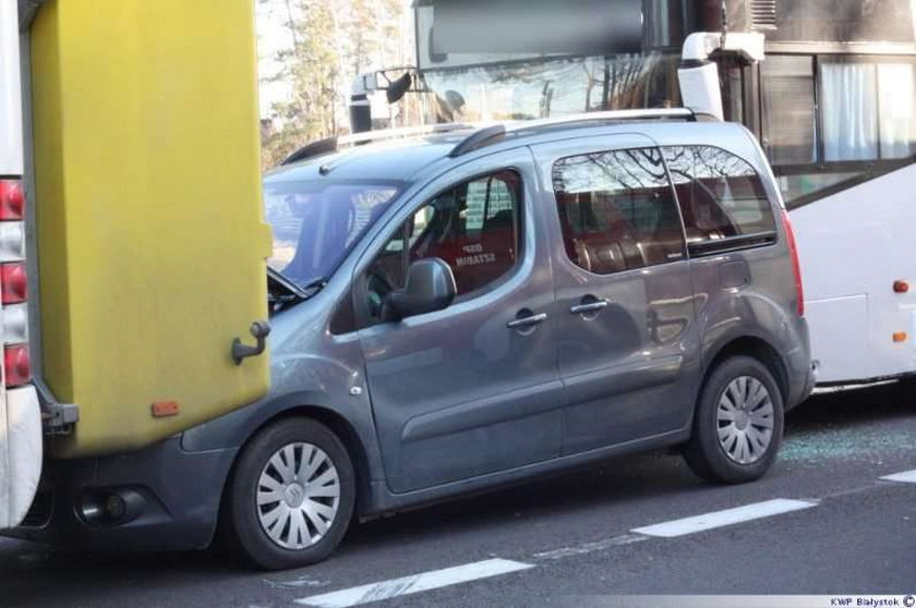 Ale karambol! Przód autokaru kompletnie rozbity!